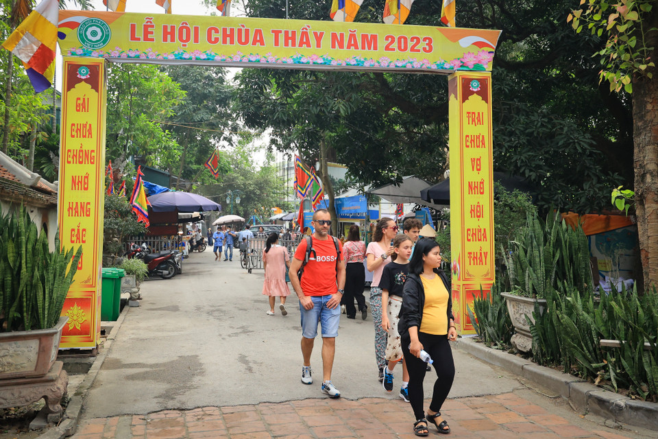 Lễ hội không chỉ thu hút những tín đồ Phật giáo trong nước mà còn thu hút cả du khách nước ngoài đến tham gia và khám phá ngôi chùa hơn 1.000 năm tuổi vùng Sài Sơn (Quốc Oai, Hà Nội). (Ảnh: Hoài Nam/Vietnam+)