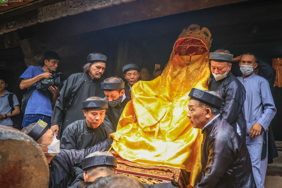 Người dân xung quanh xứ Đoài, từ già đến trẻ đều biết về sự tích ly kỳ của thiền sư Từ Đạo Hạnh có công chữa bệnh và dạy học cho dân làng. Ngài dạy về văn hóa, đá cầu, đánh vật, múa rối nước. (Ảnh: Hoài Nam/Vietnam+)