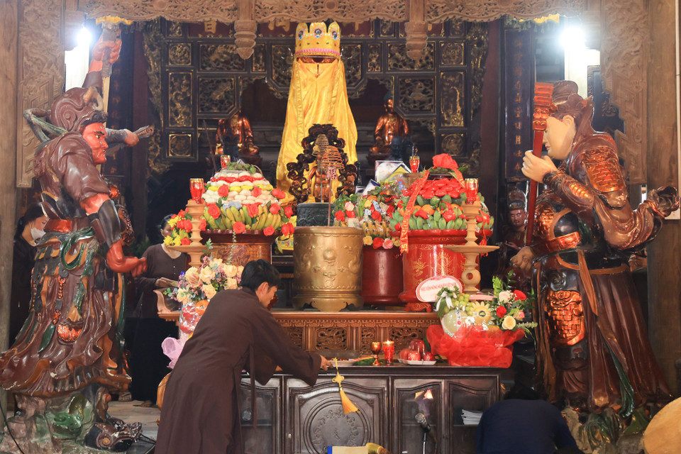 Kiệu của 4 làng sẽ tụ họp đông đủ trước sân chùa và dâng lễ vật lên Đức Thánh Từ Đạo để làm lễ cúng bắt đầu từ chùa Thầy ra gò Thiêng. (Ảnh: Hoài Nam/Vietnam+)