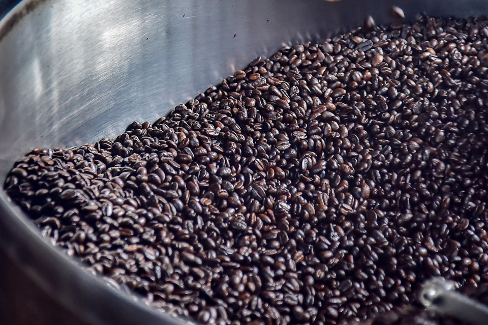 “Càphê được rang bằng củi chín không đều như cách rang hiện đại. Có nhiều hạt sẽ bị non, có hạt bị quá lửa, nhưng khi hòa quyện tất cả lại với nhau sẽ có được vị khói đặc trưng,” anh Hiếu chia sẻ thêm. (Ảnh: Hoài Nam/Vietnam+)