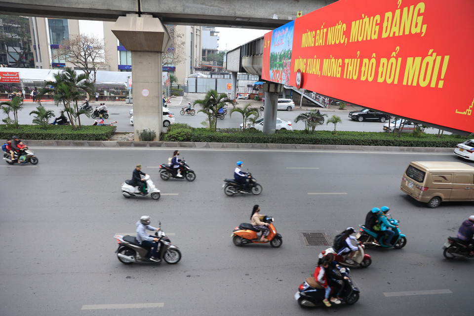 Đường Nguyễn Trãi đoạn hướng về Ngã Tư Sở không còn cảnh chen chúc. (Ảnh: Hoài Nam/Vietnam+)