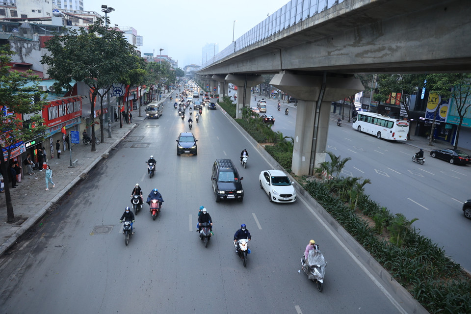 Ghi nhận thời điểm 7 giờ sáng tại khu vực trường Đại học Hà Nội (Thanh Xuân, Hà Nội), các phương tiện di chuyển hướng từ Hà Đông lên ngã tư Khuất Duy Tiến khá thưa so với thường ngày. (Ảnh: Hoài Nam/Vietnam+)