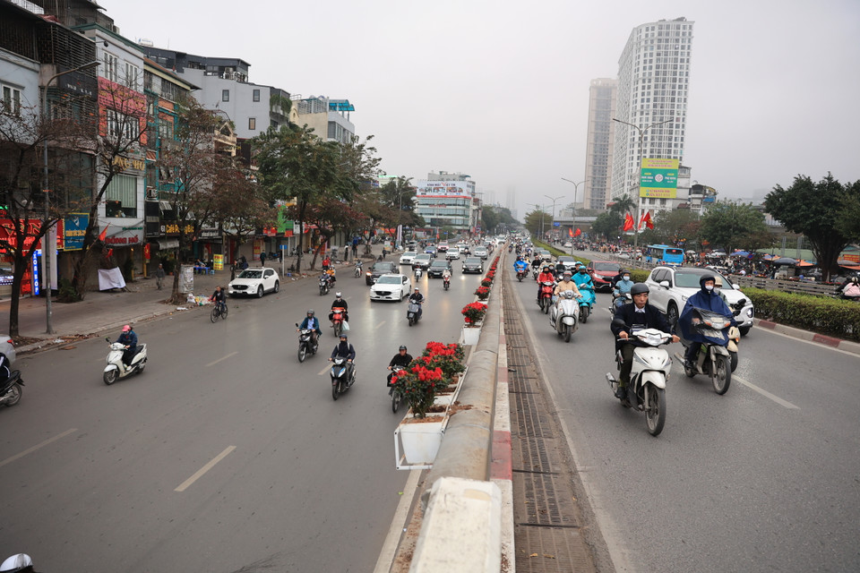 Tại cầu vượt Ngã Tư Sở, đường thông thoáng cả trên và dưới cầu. (Ảnh: Hoài Nam/Vietnam+)