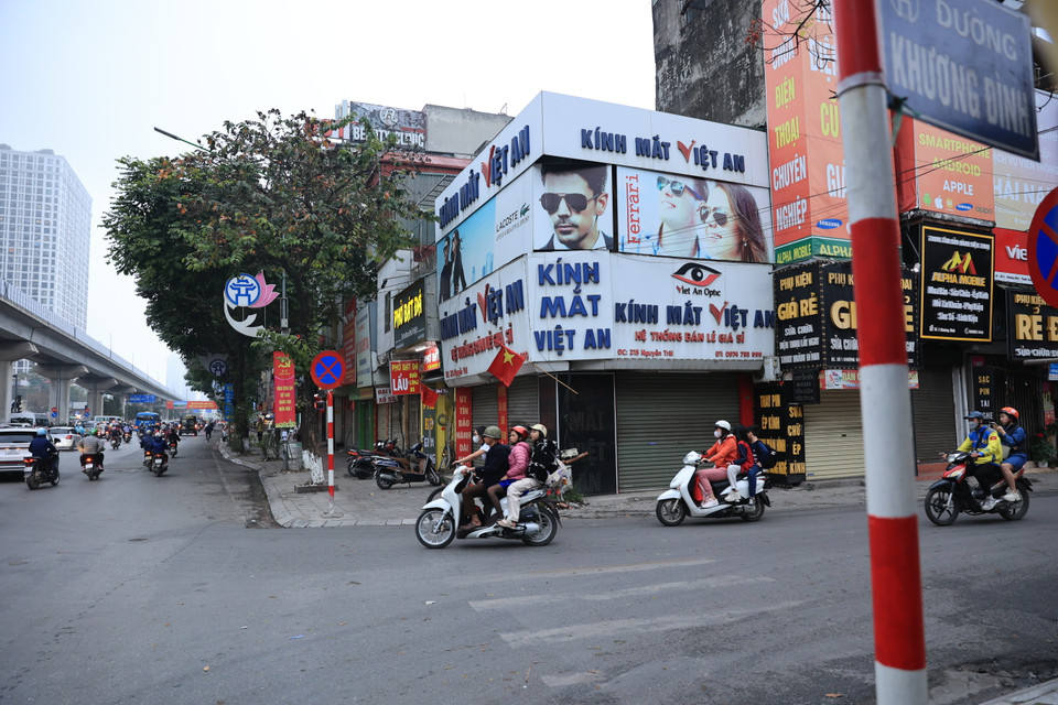 'Điểm đen' thường xuyên xảy ra ùn tắc vào đầu giờ sáng nút giao từ Khương Đình rẽ vào đường Nguyễn Trãi trong buổi sáng 6/2. (Ảnh: Hoài Nam/Vietnam+)