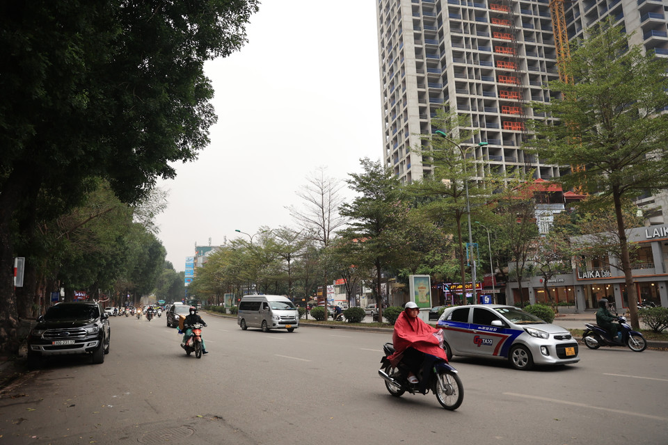 Đoạn đường Láng gần Ngã Tư Sở tạm chấm dứt cảnh người dân nhích từng centimet để tới chỗ làm như mọi ngày. (Ảnh: Hoài Nam/Vietnam+)