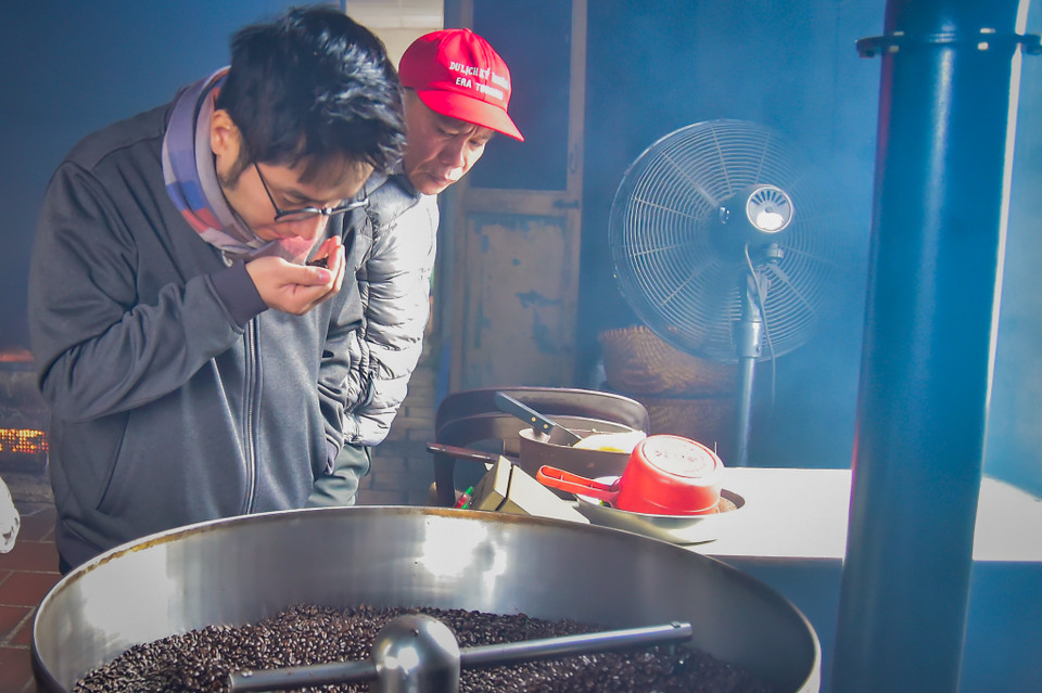 Theo anh Hiếu, việc giữ gìn cách rang càphê truyền thống không phải vì ngại thay đổi mà như một cách bảo tồn một hương vị xưa nho nhỏ của Hà Nội. (Ảnh: Hoài Nam/Vietnam+)