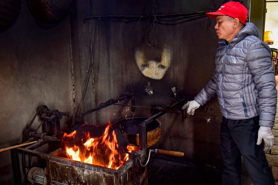 Hạt càphê sau khi được thu mua từ những thương lái gắn bó lâu năm với gia đình sẽ được rang thủ công tại xưởng. (Ảnh: Hoài Nam/Vietnam+)