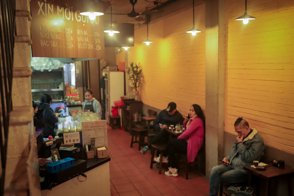 Trải qua thời gian, quán vẫn giữ nguyên cách bài trí đơn giản, cách rang xay cà phê đặc trưng và “menu” chỉ gồm những loại cà phê truyền thống. (Ảnh: Hoài Nam/Vietnam+)