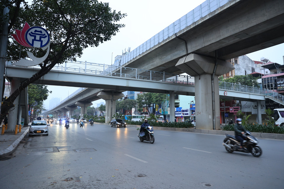 Theo ghi nhận của phóng viên Báo Điện tử VietnamPlus vào khoảng thời gian từ 7-8 giờ ngày 6/2, nhiều tuyến phố nội đô Hà Nội vốn đông đúc đã giảm lượng lớn phương tiện tham gia giao thông.