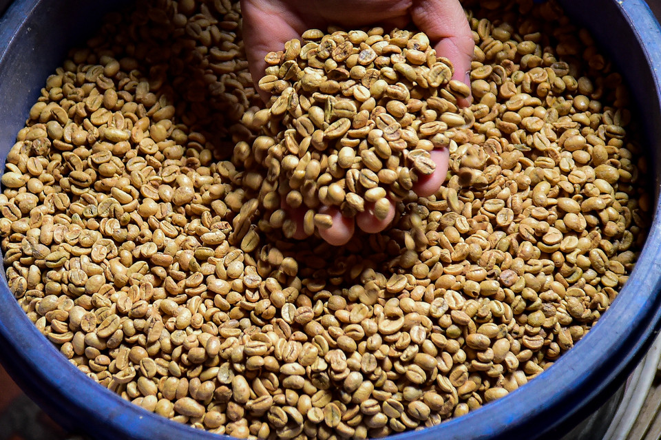 Chia sẻ về bí quyết làm ra những cốc càphê đậm vị xưa, anh Hiếu chia sẻ cho hay đó là sự tỷ mỷ trong từng công đoạn đều được làm thủ công và phụ thuộc vào sự cảm nhận của người làm. (Ảnh: Hoài Nam/Vietnam+)