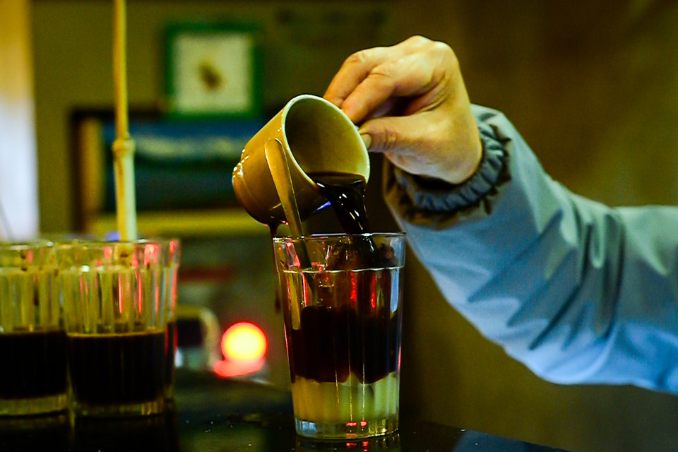 Những ly càphê đậm hương vị Hà thành xưa ngày ngày phục vụ thực khách là tình yêu, tâm huyết của người làm nghề. (Ảnh: Hoài Nam/Vietnam+)