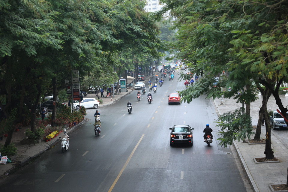Đường Hoàng Minh Giám đoạn công viên Thanh Xuân thường 'hứng chịu' một lượng phương tiện rất lớn trong giờ cao điểm. (Ảnh: Hoài Nam/Vietnam+)