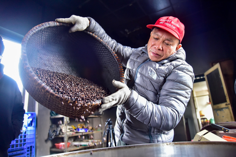 Từ mẻ càphê rang, càphê sẽ được chuyển vào máy xay cho ra bột cà phê chất lượng, với hương vị đặc trưng quen thuộc. (Ảnh: Hoài Nam/Vietnam+)