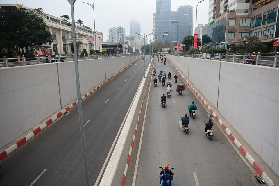 Hầm chui Lê Văn Lương không còn cảnh các phương tiện 'chôn chân' kéo dài như tuần trước. (Ảnh: Hoài Nam/Vietnam+)