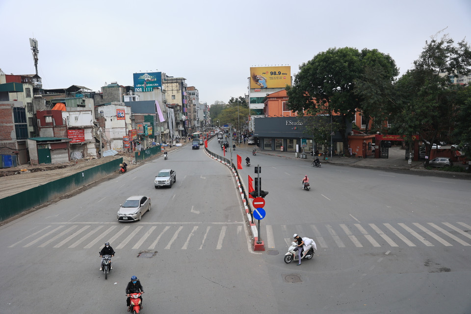 Ngã tư Chùa Bộc- Thái Hà ghi nhận mật độ xe cộ thưa thớt, lưu thông thuận tiện. (Ảnh: Hoài Nam/Vietnam+)