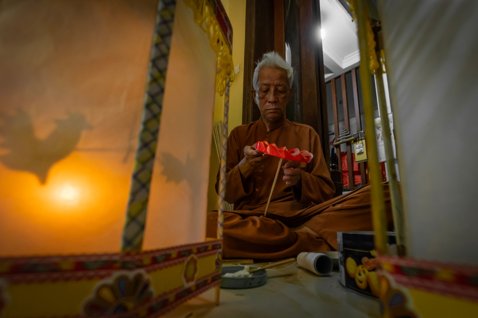 Tuy vậy, với mong muốn giữ gìn những nét văn hóa truyền thống của dịp Tết Nguyên đán hay Tết Trung thu, ông vẫn cần mẫn thổi hồn vào những thanh tre, giấy nến để tạo ra những chiếc đèn. (Ảnh: Hoài Nam/Vietnam+)