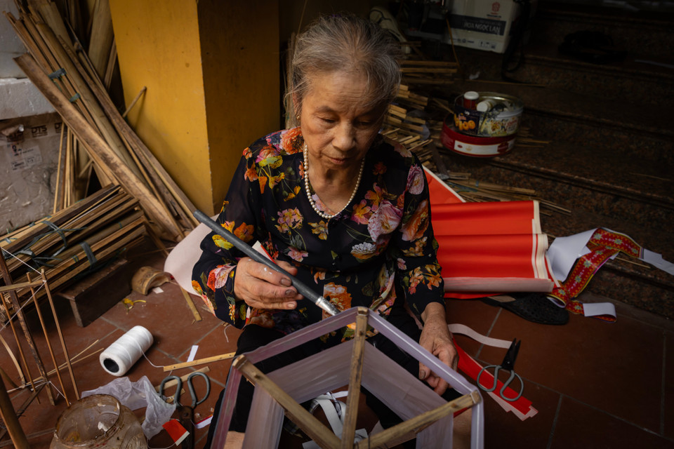 Theo ông Quyền, để làm hoàn thiện một chiếc đèn kéo quân phải trải qua rất nhiều công đoạn, mỗi công đoạn đều rất cầu kỳ, tỉ mỉ, đòi hỏi tính kiên nhẫn của người làm. (Ảnh: Hoài Nam/Vietnam+)