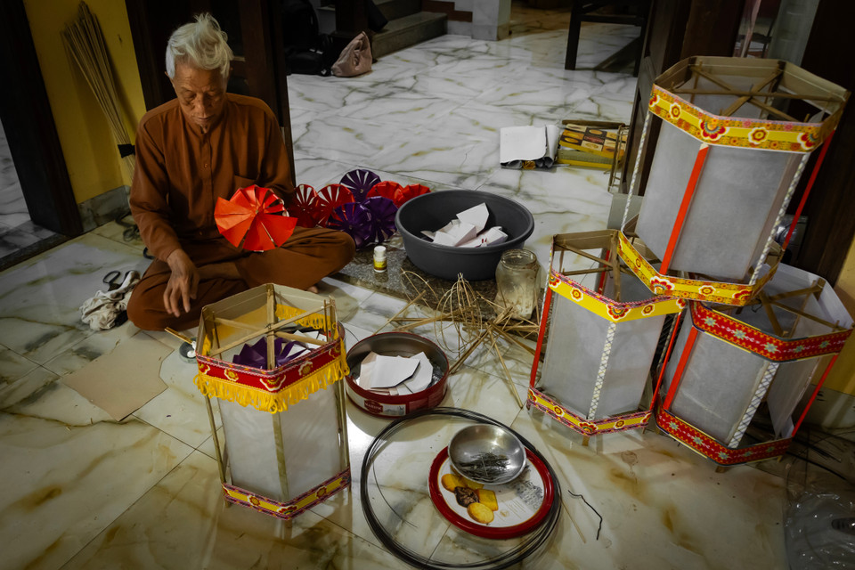 "Cách đây khoảng 60 năm, đèn kéo quân rất thịnh hành ở vùng nông thôn. Đến nay, khi đồ chơi nước ngoài tràn ngập, đèn kéo quân nói riêng, đồ chơi truyền thống nói chung mai một dần, ngày càng ít người chơi," ông Quyền kể. (Ảnh: Hoài Nam/Vietnam+)