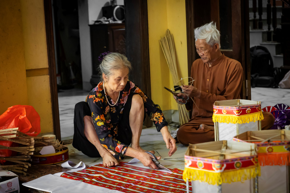 Mỗi dịp Trung thu về, ông Quyền cùng vợ lại tất bật bên cạnh những chiếc đèn kéo quân. (Ảnh: Hoài Nam/Vietnam+)