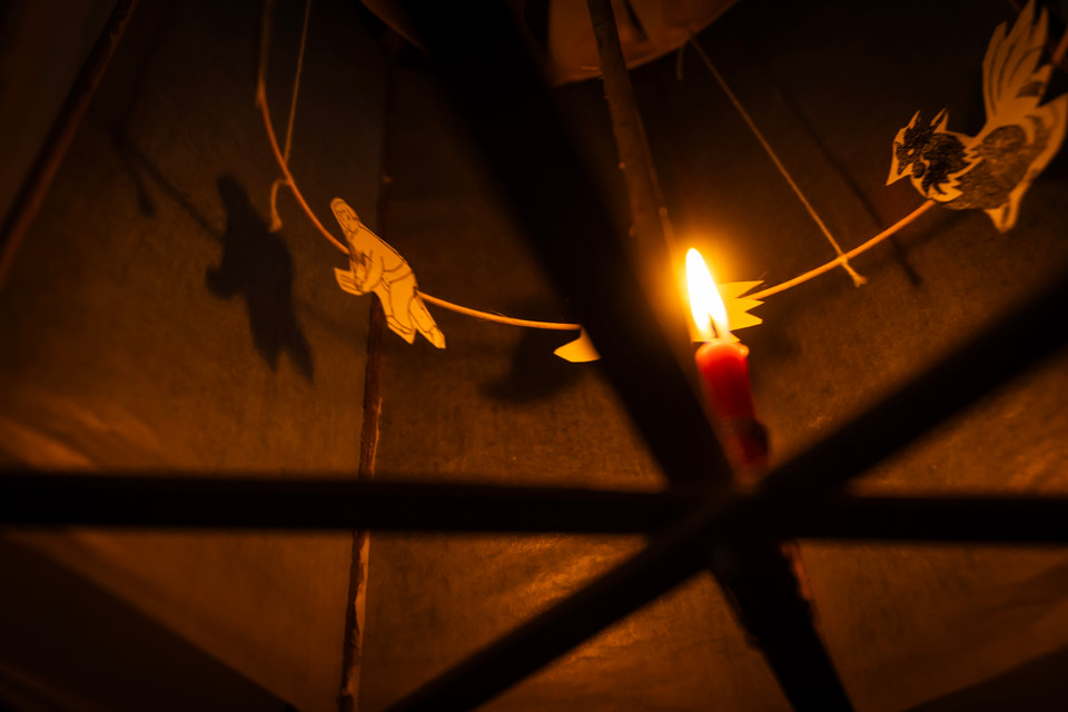 Những hình 'quân' chạy trong đèn thường là những hình ảnh quen thuộc với nền văn minh lúa nước của cha ông. (Ảnh: Hoài Nam/Vietnam+)