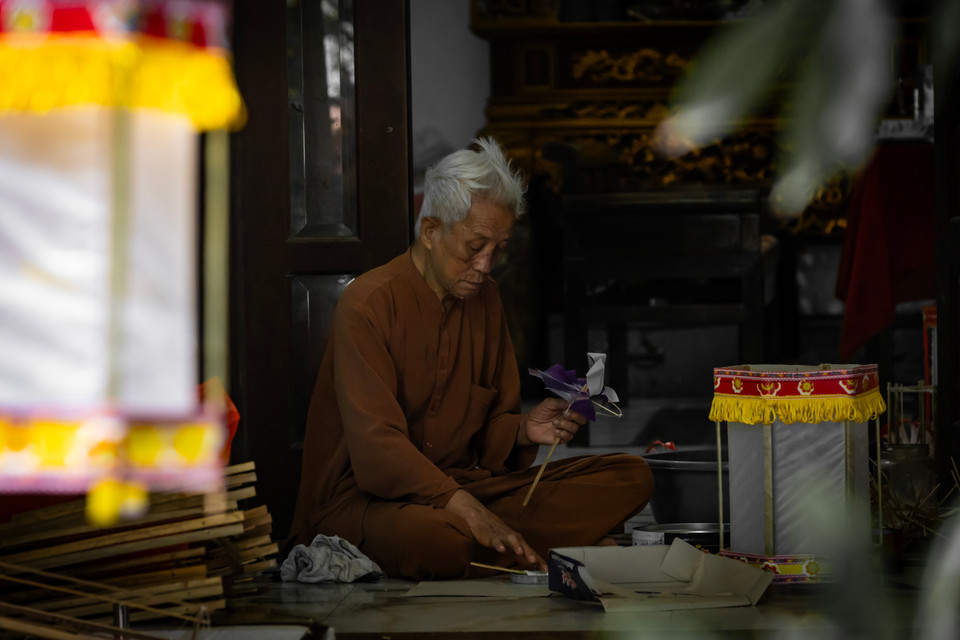 Ông Nguyễn Văn Quyền, nghệ nhân duy nhất còn lại tại làng Đàn Viên (Cao Viên, Thanh Oai, Hà Nội) đã có gần 80 năm làm đèn kéo quân truyền thống. (Ảnh: Hoài Nam/Vietnam+)