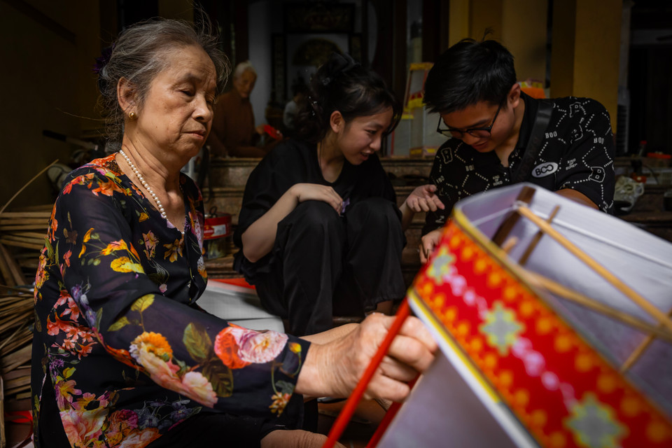 Mặc dù trong bối cảnh đồ chơi hiện đại chiếm nhiều thị phần nhưng đồ chơi dân gian vẫn nhận được sự quan tâm của giới trẻ bởi chính giá trị văn hóa mang trong nó. (Ảnh: Hoài Nam/Vietnam+)