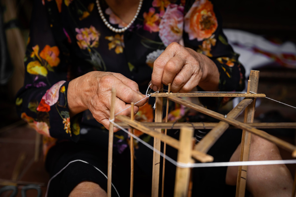 Các thanh tre sau khi phơi khô sẽ được cố định thành hình lục giác làm khung của đèn. (Ảnh: Hoài Nam/Vietnam+)