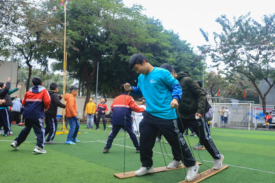 Bên cạnh hoạt động gói bánh chưng, nhà trường tổ chức sân chơi các trò chơi dân gian cho học sinh. (Ảnh: Hoài Nam/Vietnam+)