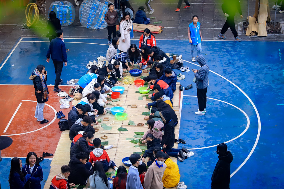 Trước thềm Tết Nguyên đán Giáp Thìn đang đến gần, nhiều trường học ở Hà Nội tổ chức các hoạt động thực tế như gói bánh chưng, các trò chơi dân gian mang đến cho học sinh nhiều trải nghiệm cũng như kiến thức về Tết cổ truyền dân tộc. (Ảnh: Hoài Nam/Vietnam+)