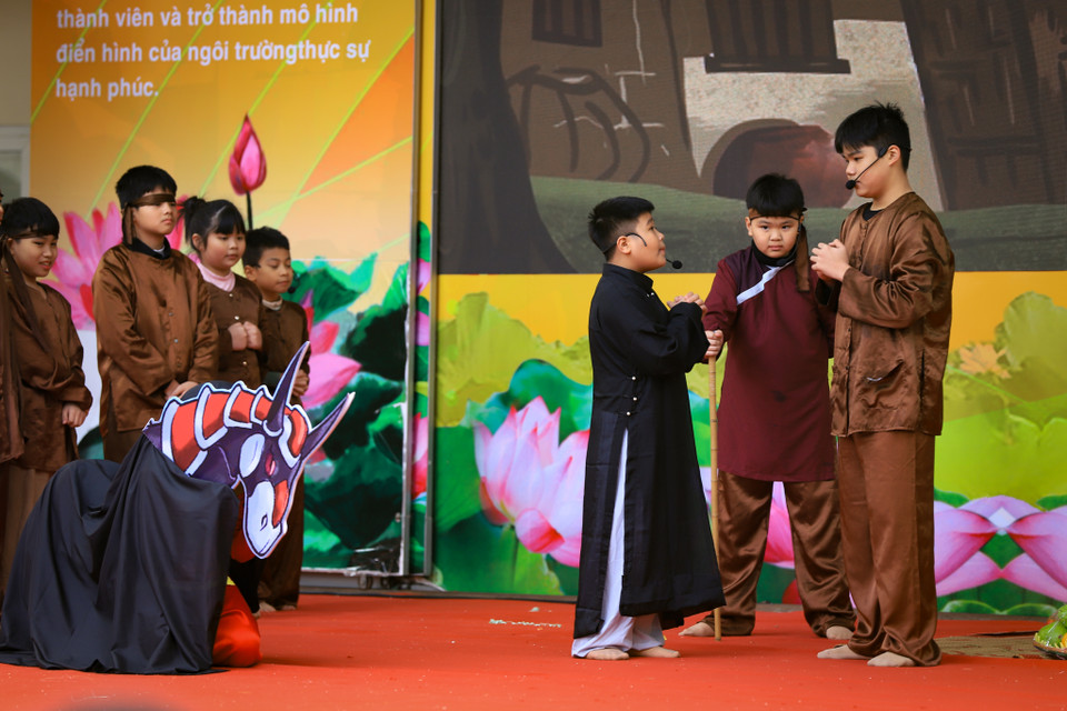 Nhà trường tổ chức cho học sinh sân khấu hóa các tác phẩm văn học nhằm tăng tính sáng tạo và truyền cảm hứng tiếp thu kiến thức. (Ảnh: Hoài Nam/Vietnam+)