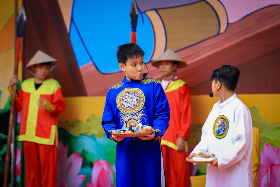 Các tác phẩm dân gian như Thánh Gióng hay sự tích bánh chưng, bánh dày được các học sinh biểu diễn lại trên sân khấu. (Ảnh: Hoài Nam/Vietnam+)