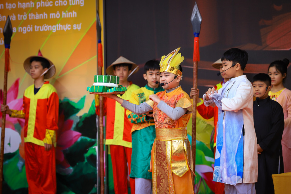 Người Việt ta có tục nấu bánh chưng và bánh dày để dâng lên tổ tiên, trời đất vào dịp Tết Nguyên đán nhằm thể hiện lòng biết ơn của con cháu đối với cha ông và đất trời xứ sở. (Ảnh: Hoài Nam/Vietnam+)