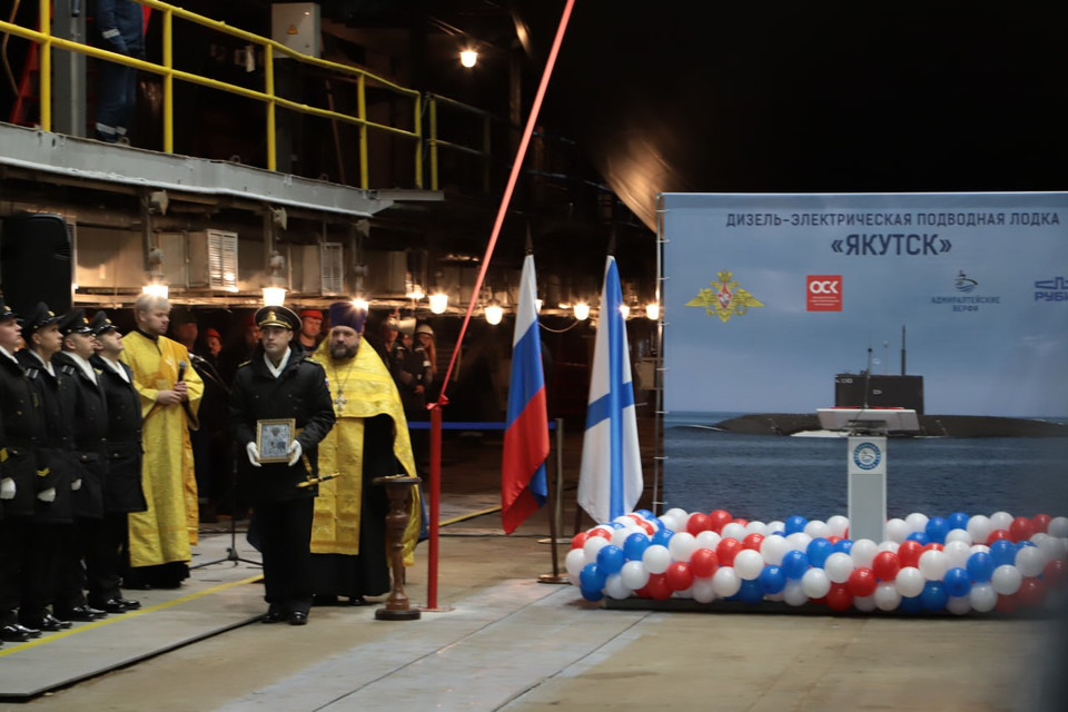 Lễ hạ thủy được bắt đầu cả theo nghi thức tôn giáo, với sự xuất hiện của các linh mục Chính thống giáo Nga.