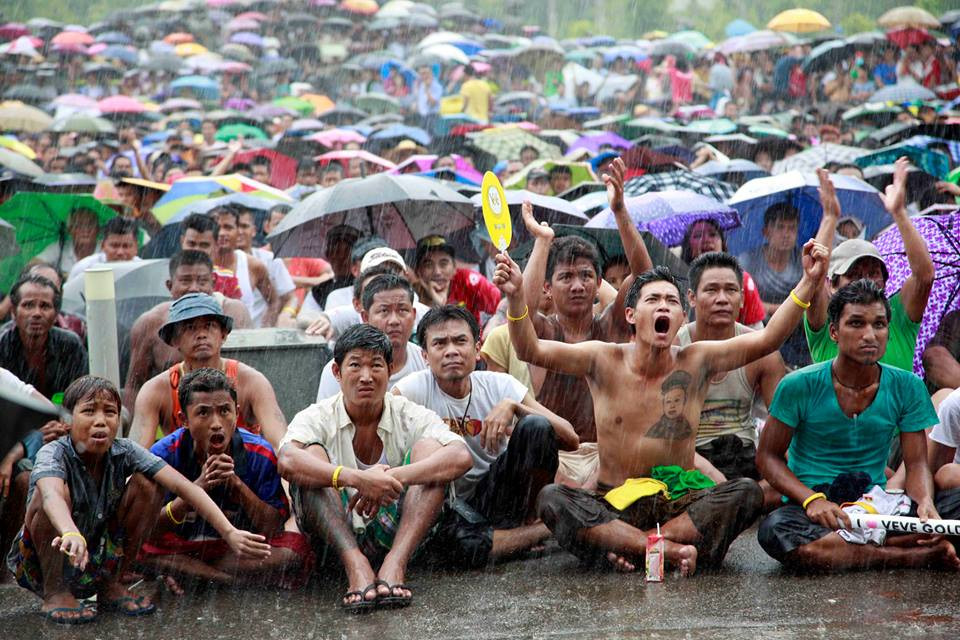 Cả nước Myanmar như vỡ òa sau khi đội nhà đánh bại U23 Việt Nam để giành quyền vào chơi trận chung kết SEA Games 28 (Nguồn: BBC Burmese)