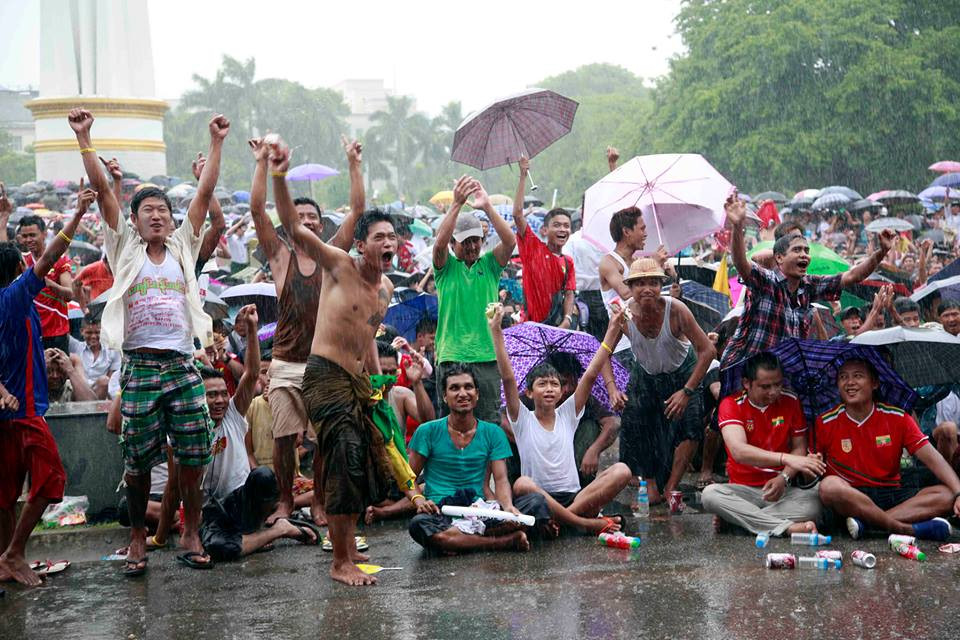 Ở cố đô Rangoon, người ta đã dựng lên nhiều màn hình cỡ lớn phúc vụ người hâm mộ