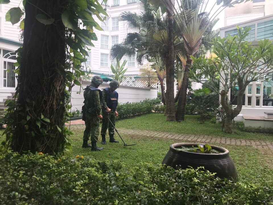 Công tác dò mìn tại Sofitel Legend Metropole được tiến hành từ vài ngày trước.