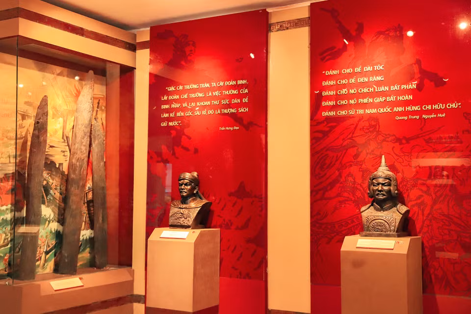 Hệ thống trưng bày của bảo tàng giới thiệu hàng nghìn hiện vật, hình ảnh, tài liệu khoa học bổ trợ, phim tư liệu, sa bàn phản ánh lịch sử quân sự Việt Nam qua hàng nghìn năm dựng nước và giữ nước của dân tộc. (Ảnh: Hoài Nam/Vietnam+)