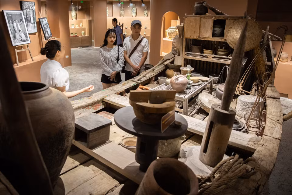Bên trong khu trưng bày sẽ giới thiệu đến du khách từ câu chuyện lịch sử hình thành làng nghề đến những mẫu vật độc đáo còn lưu trữ. (Ảnh: Hoài Nam/Vietnam+)