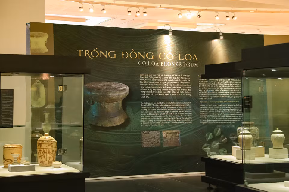 Một số hiện vật, sưu tập hiện vật rất có giá trị, được giới khoa học đánh giá cao: Sưu tập trống đồng; sưu tập đồ gồm sứ; sưu tập hiện vật chất liệu ngọc ngà; sưu tập hiện vật cách mạng kháng chiến… (Ảnh: Hoài Nam/Vietnam+)