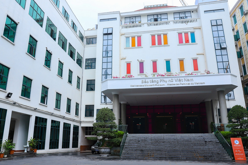 Nằm ở trung tâm thủ đô Hà Nội, cách hồ Hoàn Kiếm và khu phố cổ khoảng hơn 500m, Bảo tàng Phụ nữ Việt Nam toạ lạc trên phố Lý Thường Kiệt – con phố đẹp, cổ kính bậc nhất Hà Nội. (Ảnh: Hoài Nam/Vietnam+)