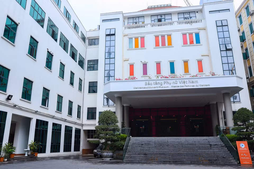 Nằm ở trung tâm thủ đô Hà Nội, cách hồ Hoàn Kiếm và khu phố cổ khoảng hơn 500m, Bảo tàng Phụ nữ Việt Nam toạ lạc trên phố Lý Thường Kiệt – con phố đẹp, cổ kính bậc nhất Hà Nội. (Ảnh: Hoài Nam/Vietnam+)