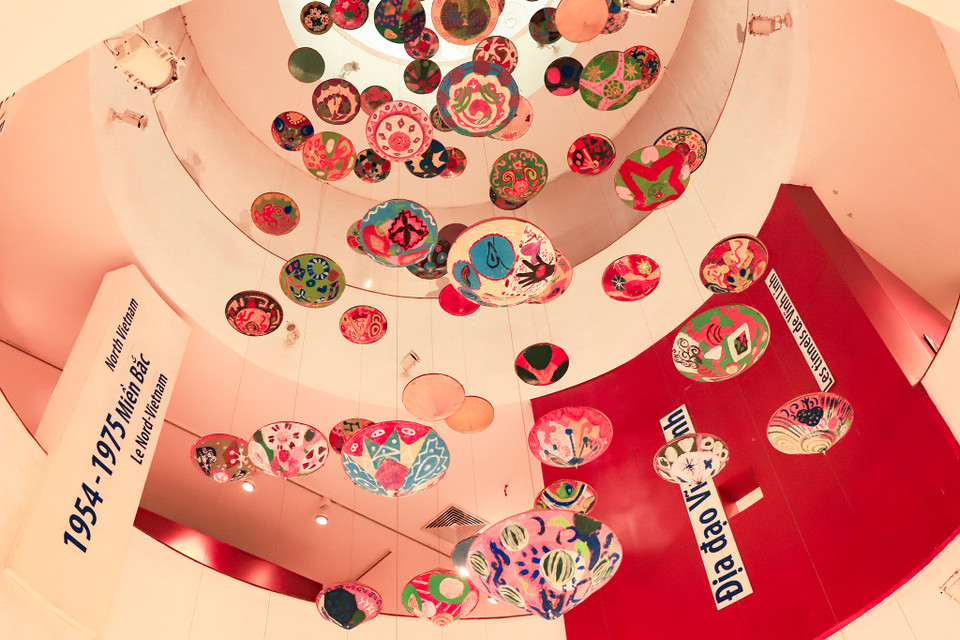 Bảo tàng đã phát triển các bộ sưu tập với hơn 40.000 tài liệu hiện vật liên quan đến phụ nữ Việt Nam. Bên cạnh hệ thống trưng bày thường xuyên, Bảo tàng tổ chức nhiều cuộc trưng bày chuyên đề với phương pháp tiếp cận mới, phản ánh sự phát triển và thay đổi của xã hội đương đại bằng các dự án hướng tới nhiều đối tượng khác nhau, đặc biệt là nhóm phụ nữ và trẻ em. (Ảnh: Hoài Nam/Vietnam+)