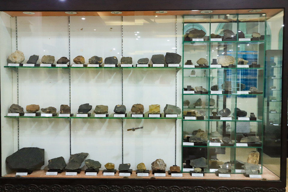 Đồng thời, Bảo tàng Địa chất đã tiếp nhận 12 bộ sưu tập mẫu với tổng số 655 mẫu; hoàn chỉnh hồ sơ khoa học, lập 170 phiếu mẫu vật địa chất, cài đặt 340 trang dữ liệu… (Ảnh: Hoài Nam/Vietnam+)