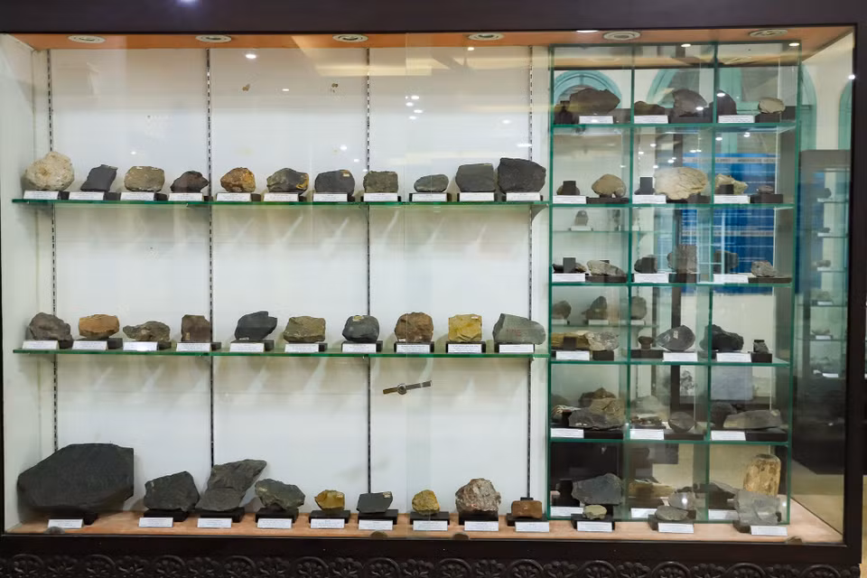 Đồng thời, Bảo tàng Địa chất đã tiếp nhận 12 bộ sưu tập mẫu với tổng số 655 mẫu; hoàn chỉnh hồ sơ khoa học, lập 170 phiếu mẫu vật địa chất, cài đặt 340 trang dữ liệu… (Ảnh: Hoài Nam/Vietnam+)