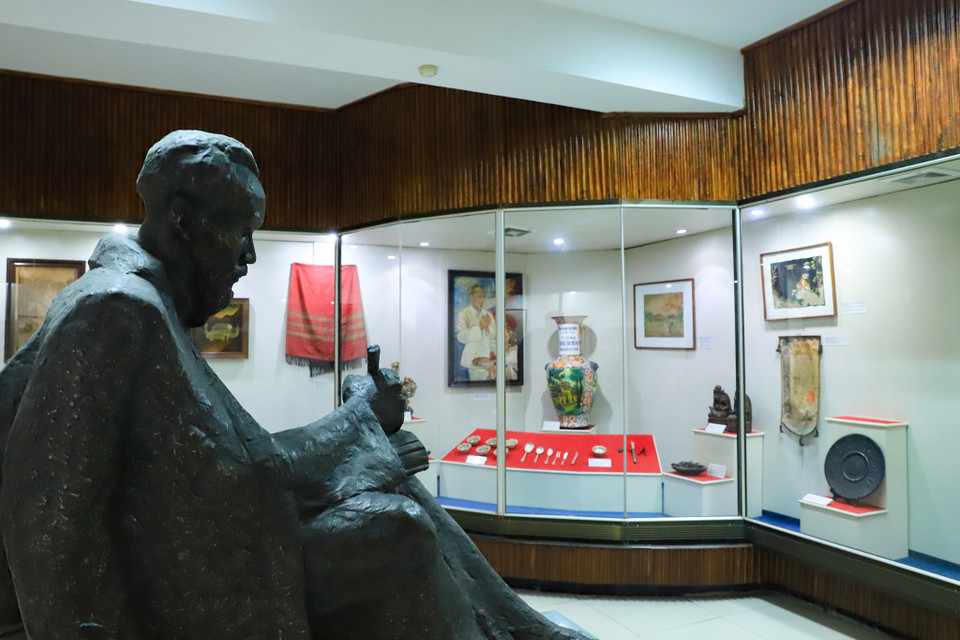 Giai đoạn lịch sử Việt Nam từ giữa thế kỷ XIX đến ngày nay có khoảng hơn 80.000 tài liệu, hiện vật về lịch sử cách mạng Việt Nam, về Đảng Cộng sản Việt Nam, về Chủ tịch Hồ Chí Minh và các đồng chí lãnh đạo của Đảng Cộng sản Việt Nam qua các thời kỳ. (Ảnh: Hoài Nam/Vietnam+)