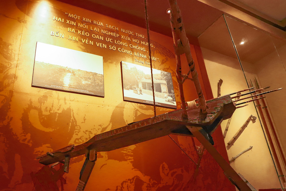  Phần trưng bày trong nhà được thể hiện bằng những hình ảnh, hiện vật, tài liệu khoa học phản ánh về lịch sử quân sự Việt Nam qua từng giai đoạn lịch sử. (Ảnh: Hoài Nam/Vietnam+)