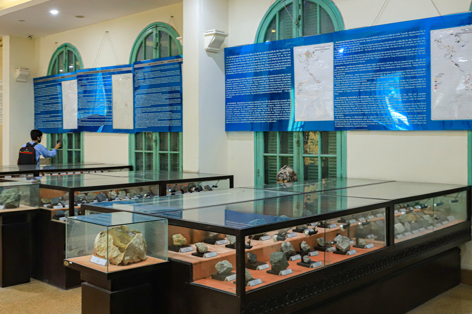 Hiện nay Bảo tàng Địa chất đã vào số đăng ký 655 mẫu của 12 bộ sưu tập; sơn số hiệu, bảo quản mẫu trong các ngăn tủ, kệ, kho; đã sơn 387 mẫu; lấy 33 mẫu trầm tích, magma, biến chất cho 7 đoàn là sinh viên các trường Đại học tham quan, học tập. (Ảnh: Hoài Nam/Vietnam+)