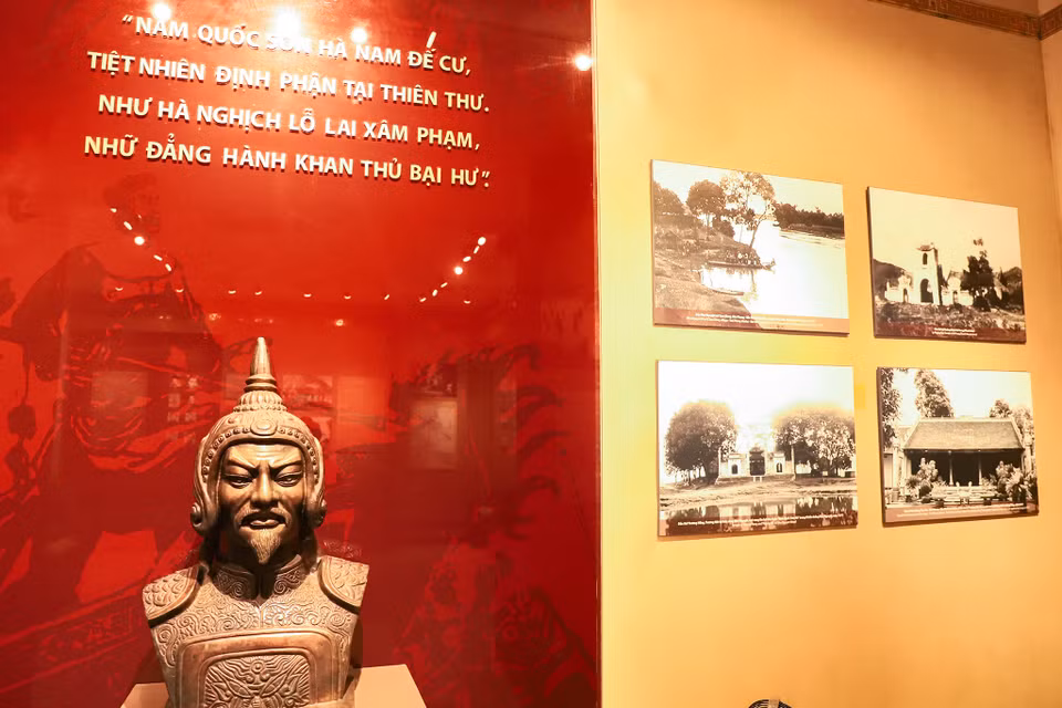 Lịch sử Quân sự Việt Nam từ thời Hùng vương dựng nước đến đầu thể kỷ thứ X bằng các giải pháp mỹ thuật cùng các tài liệu hiện vật nhằm phản ảnh công cuộc dựng nước và giữ nước của các vua Hùng đến trước năm 1930. (Ảnh: Hoài Nam/Vietnam+)