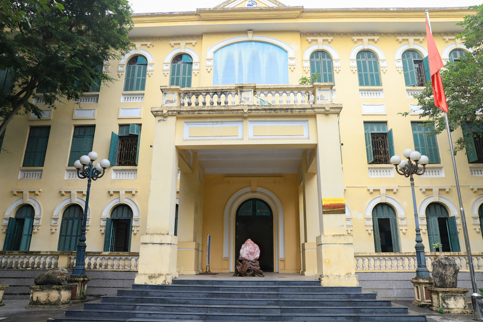 Bảo tàng Địa chất tọa lạc tại số 6 Phạm Ngũ Lão (Hoàn Kiếm, Hà Nội) là nơi bảo tồn địa chất, sưu tầm, lưu giữ, bảo quản, trưng bày, tuyên truyền, giới thiệu hiện vật địa chất, khoáng sản phục vụ nhu cầu nghiên cứu khoa học, học tập, tuyên truyền, giáo dục, tham quan và hưởng thụ văn hóa của cộng đồng. (Ảnh: Hoài Nam/Vietnam+)