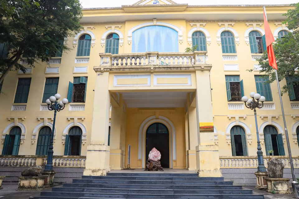 Bảo tàng Địa chất tọa lạc tại số 6 Phạm Ngũ Lão (Hoàn Kiếm, Hà Nội) là nơi bảo tồn địa chất, sưu tầm, lưu giữ, bảo quản, trưng bày, tuyên truyền, giới thiệu hiện vật địa chất, khoáng sản phục vụ nhu cầu nghiên cứu khoa học, học tập, tuyên truyền, giáo dục, tham quan và hưởng thụ văn hóa của cộng đồng. (Ảnh: Hoài Nam/Vietnam+)
